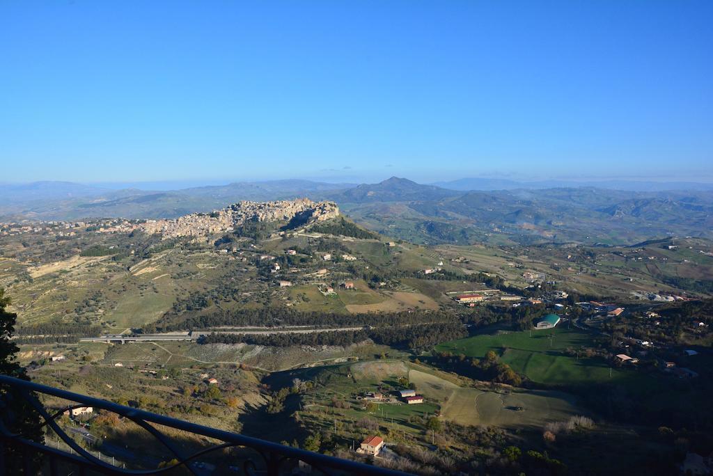 Una Casa Al Belvedere Enna Værelse billede